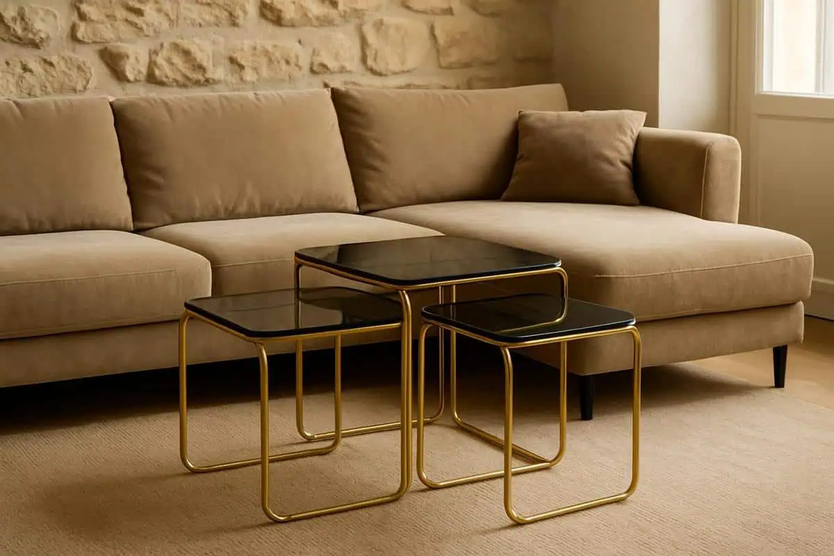 tables gigognes verre fumé avec structure tubulaire dorée, modèles modulables pour petit salon