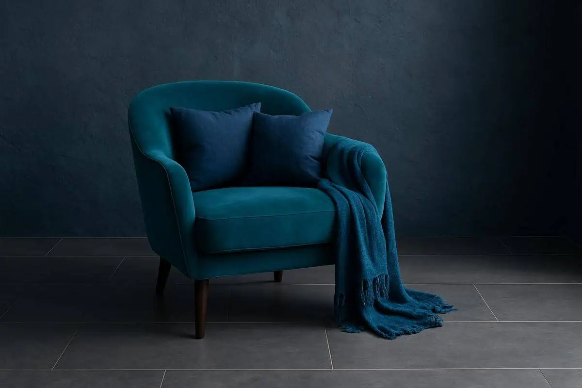 Fauteuil crapaud velours bleu canard avec un sol gris anthracite