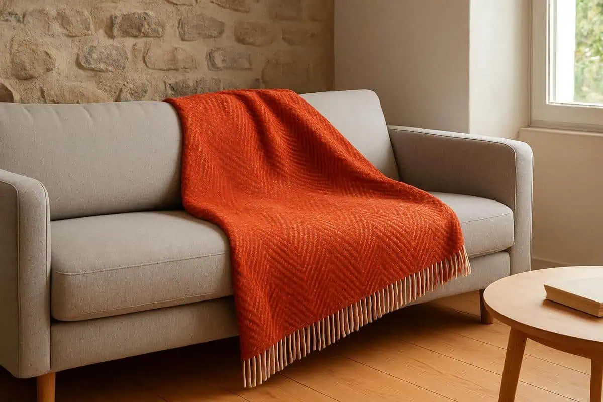 plaid Røros Tweed laine norvégienne safran vert olive Tekla coton bio rouge brique pour canapé gris clair contraste dynamique