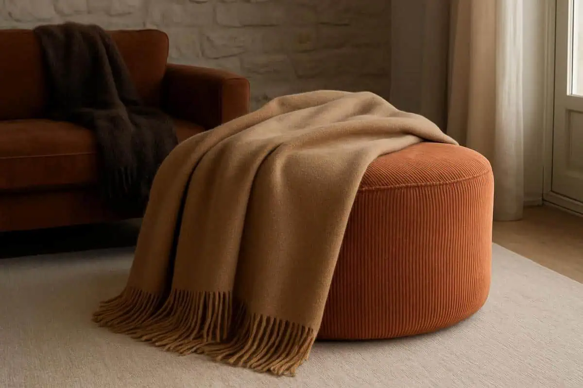 Plaid en laine merinos couleur camel pour idee deco salon cocooning palette couleurs cosy