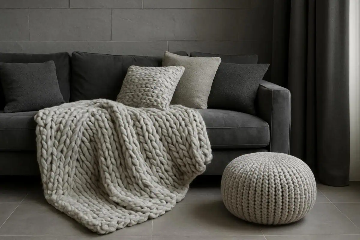 Plaid tricot gris clair, coussins velours gris taupe et laine bouclée pour intérieur moderne anthracite carrelage gris